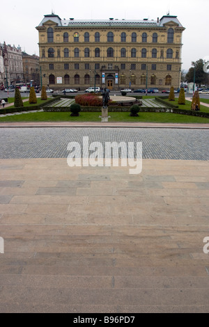 Avis de Jan Palach Square avec statue du compositeur Antonín Dvořák et Academy of Arts, Architecture et Design, Prague. Banque D'Images