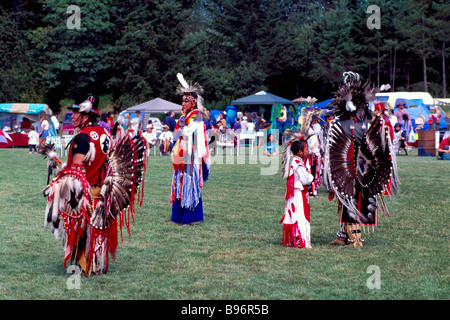 Danseurs Indiens autochtones traditionnelles en costumes traditionnels lors d'un Pow-wow sur la réserve indienne Tsartlip sur l'île de Vancouver, British Columbia Canada Banque D'Images