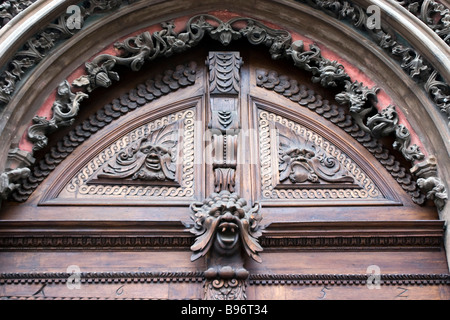 L'Hôtel de ville de la vieille ville (Staromestske namesti) archway porte bois sculpté, Prague, République tchèque. Banque D'Images