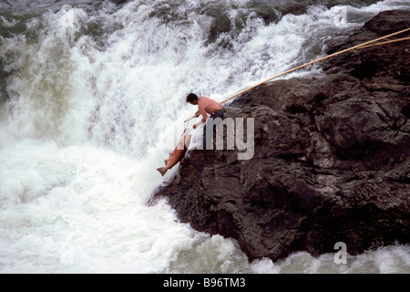 Un pêcheur indien la pêche du saumon avec une corne dans la rivière Bulkley à Moricetown, dans le Nord de la Colombie-Britannique, Canada Banque D'Images