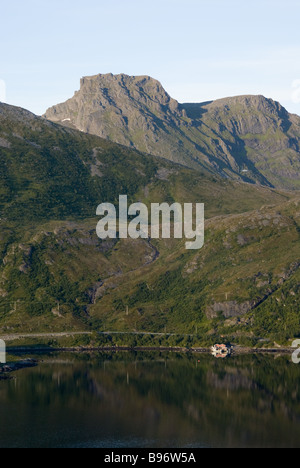 Montagnes et la route E10 sur l'île de Flakstadøya, vue de Krystad Moskenesøya,, Lofoten, Nordland, Norvège, Scandinavie Banque D'Images