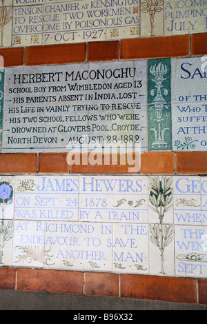 Postmans Park memorial plaques commémorant des gens qui sont morts d'autres économies par G F W Ville de London England Banque D'Images