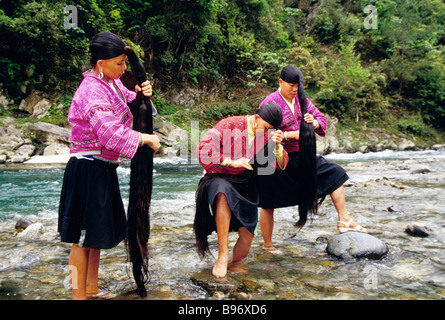 Yao rouge nationalité minoritaire peigner les cheveux des femmes dans le flux à Huanglo Yao village de Longsheng Longji, Comté (Guilin) Banque D'Images