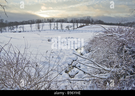Coucher du soleil sur l'hiver champ neigeux, Hudson Valley, New York Banque D'Images