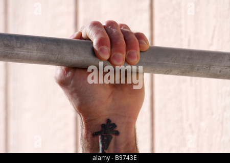 Man's hand on chin-up bar Banque D'Images