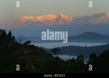 Le point de vue de l'Himalaya de la montagne haut village de Bandipur, Népal au lever du soleil. Banque D'Images