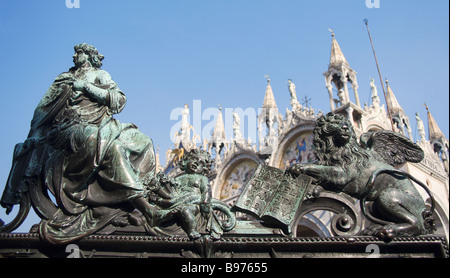 Venise - lion de st. Mark - patron de ville à partir de la porte de bronze par bell-tower Banque D'Images