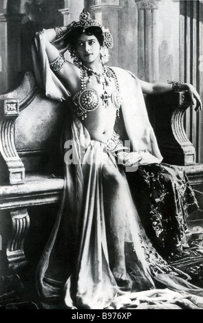 MATA HARI nom de scène de Margaretha MacLeod de 1876 à 1917 Tué par les Allemands comme un présumé espion néerlandais dans la PREMIÈRE GUERRE MONDIALE Banque D'Images