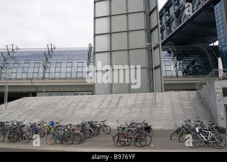 Parking vélos en dehors de la gare à Berlin Allemagne Banque D'Images