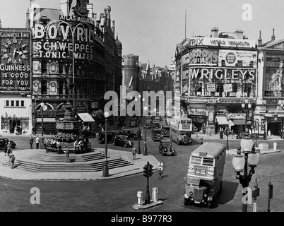 Attraction touristique célèbre Piccadilly Circus comme vu dans les années 1950, un groupe de rotonde, entouré par les panneaux publicitaires, Londres, Angleterre. Banque D'Images