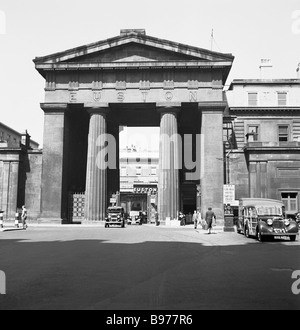 Gare d'Euston Arch, Londres, 1950s. Cette grande arche imposante à quatre colonnes, construite en 1837, était l'entrée originale de la gare. Banque D'Images