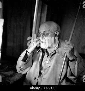 1951, le célèbre artiste français Henri Matisse avec son long pôle dans son studio en France. Son projet majeur à cette époque était la conception de la chapelle de Vence. Banque D'Images