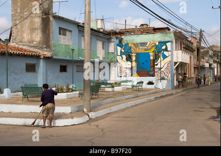 Une dame balayant la rue Santa Clara, Cuba Banque D'Images