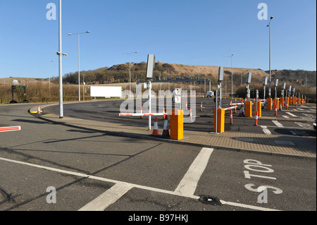 Une vue de la voiture lane à obstacles le terminal du Tunnel sous la Manche, Folkestone, Kent, UK Banque D'Images