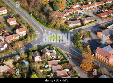 Vue aérienne montrant un rond-point junction. Verwood, Dorset, UK. Banque D'Images