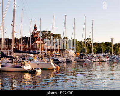 Marina ainsi qu'un pavillon dans le soleil couchant. Banque D'Images