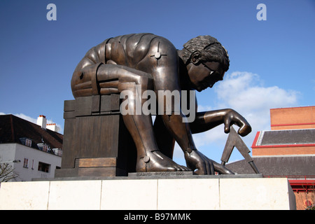 La statue ''Newton' après William Blake' par Eduardo Paolozzi, en dehors de la British Library, Londres. Mars 2009 Banque D'Images