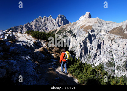 Randonneur sur promenade autour de Tre Cime di Lavaredo, Drei Zinnen, Dolomites, Italie Banque D'Images