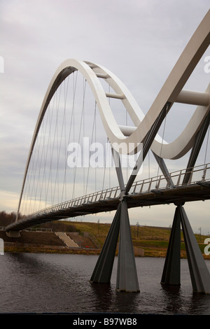 Passerelle piétonne et cyclable à l'infini. Passerelle avec arcs asymétriques mathématiques à Thornaby-on-Tees, Middlesborough, Teesside. Banque D'Images