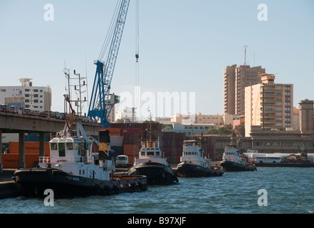 L'Afrique de l'ouest de la ville de Dakar vue sur le port avec bateaux et bâtiments Banque D'Images