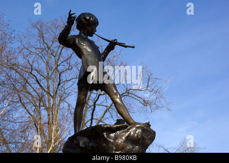 Statue de Peter Pan dans les jardins de Kensington Londres Banque D'Images