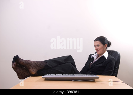 Business woman pieds sur 24 Banque D'Images