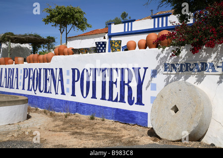 Les couleurs de l'image à un atelier de poterie traditionnel de l'Algarve pots en terre cuite, le long du mur PORCHES ALGARVE PORTUGAL Banque D'Images
