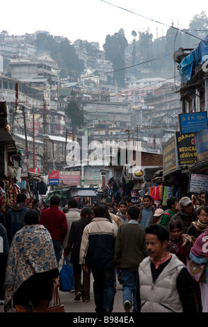 Marchés animés de vallonné Darjeeling au Bengale occidental en Inde Asie du sud-est Banque D'Images