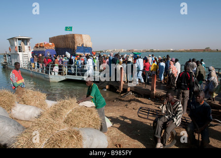 L'Afrique de l'ouest du fleuve Sénégal à Rosso Sénégal traversée en Ferry pour la Mauritanie Banque D'Images