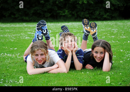 Portrait de trois enfants dans le parc Banque D'Images