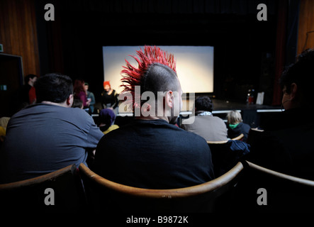 Un PUBLIC DONT UN HOMME AVEC UNE COIFFURE PUNK AU CUBE MICROPLEX EN CINÉMA INDÉPENDANT BRITANNIQUE BRISTOL KINGSDOWN Banque D'Images