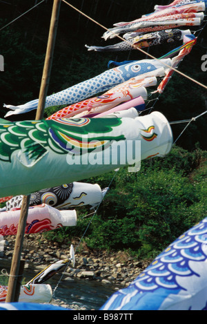 Koinobori japonais volant dans la brise Banque D'Images