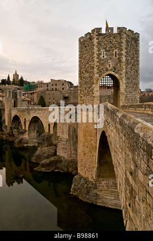 Pont Vell de Besalú, 11ème siècle pont sur la rivière Fluvià. Besalú, Gérone, Catalogne, Espagne. Banque D'Images