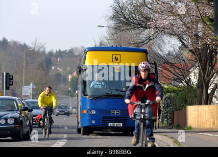 Les cyclistes et les autobus scolaires, Botley, Oxford, Oxfordshire, England, UK Banque D'Images