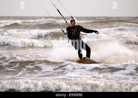 'Kite surfer' dans une mer agitée Banque D'Images