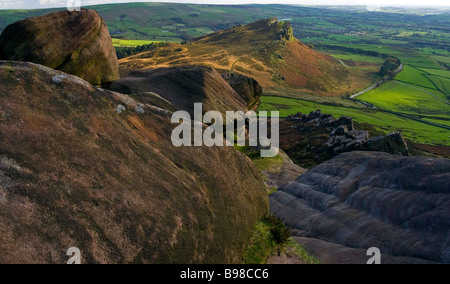 Vue depuis Les Blattes près de Leek Staffordshire dans le Peak District vers Cloud poule dans la distance Banque D'Images