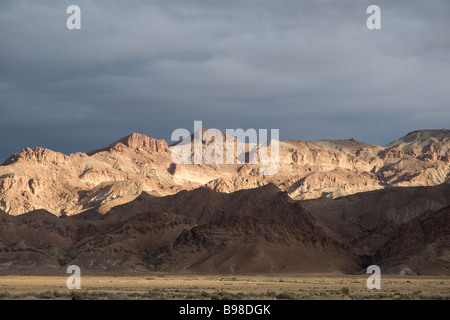 La Tunisie s'étend de la Méditerranée jusqu'aux montagnes de l'Atlas et des sables du désert du Sahara Banque D'Images