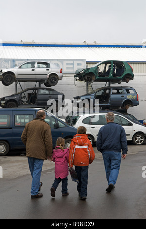 Une famille de quitter un centre de recyclage automobile, Opladen près de Leverkusen, Rhénanie du Nord-Westphalie, Allemagne. Banque D'Images