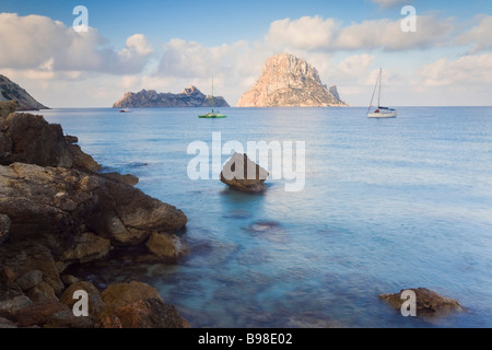 Vue de l'îlot rocheux de Es Vedra à partir de la Cala d'Hort près de Sant Antoni Ibiza Iles Baléares Espagne Europe Méditerranéenne Banque D'Images
