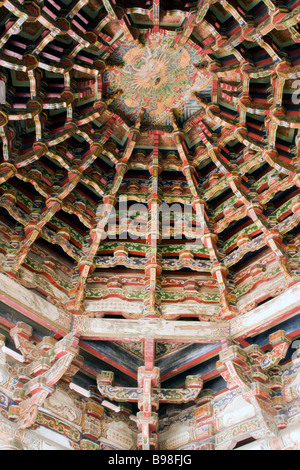 Plateau octogonal (huit trigrammes - Bagua) Détail du toit, low angle view, Temple de Longshan, Lukang Township, Changhua County, Taiwan Banque D'Images