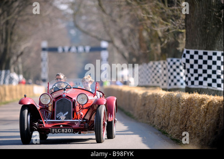 D'une Alfa Romeo quitte la ligne de départ à Goddwood Festival of Speed 'faire son chemin jusqu'à la colline". Banque D'Images