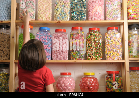 Enfant dans sweet shop Banque D'Images