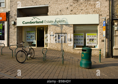 Succursale de Cumberland des Agents Immobiliers, rue Finkle, Kendal, Cumbria, Angleterre, Royaume-Uni Banque D'Images