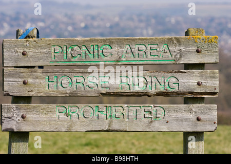 Panneau interdisant l'équitation dans une aire de pique-nique sur South Downs, Sussex, Royaume-Uni Banque D'Images