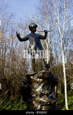 Statue de Peter Pan dans les jardins de Kensington Londres Banque D'Images