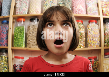 Jeune fille à la recherche d'admiration sur les lignes de bonbons Banque D'Images