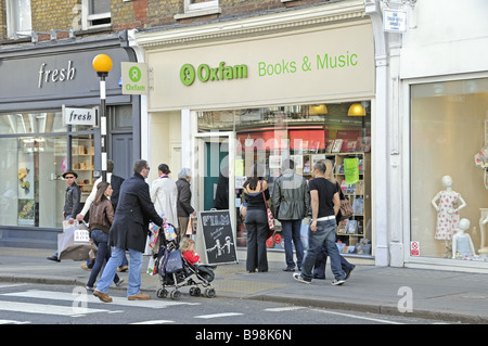 Les gens de l'extérieur Oxfam shop Marylebone High Street London England UK Banque D'Images