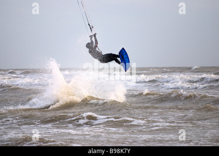 Kitesurfer off sautant à travers l'air déclenché une vague Banque D'Images