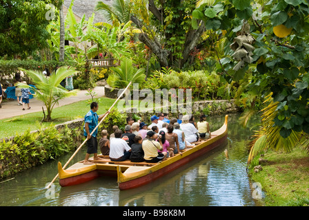 Le passé des canots ride visiteurs village tahitien, Centre Culturel Polynésien, Laie, Oahu, Hawaii. Banque D'Images