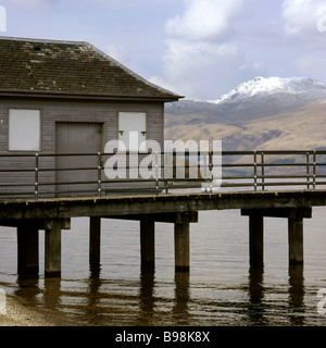 Une vue sur le Ben Lomond enneigées sur le Loch Lomond de Luss Pier Ecosse Banque D'Images